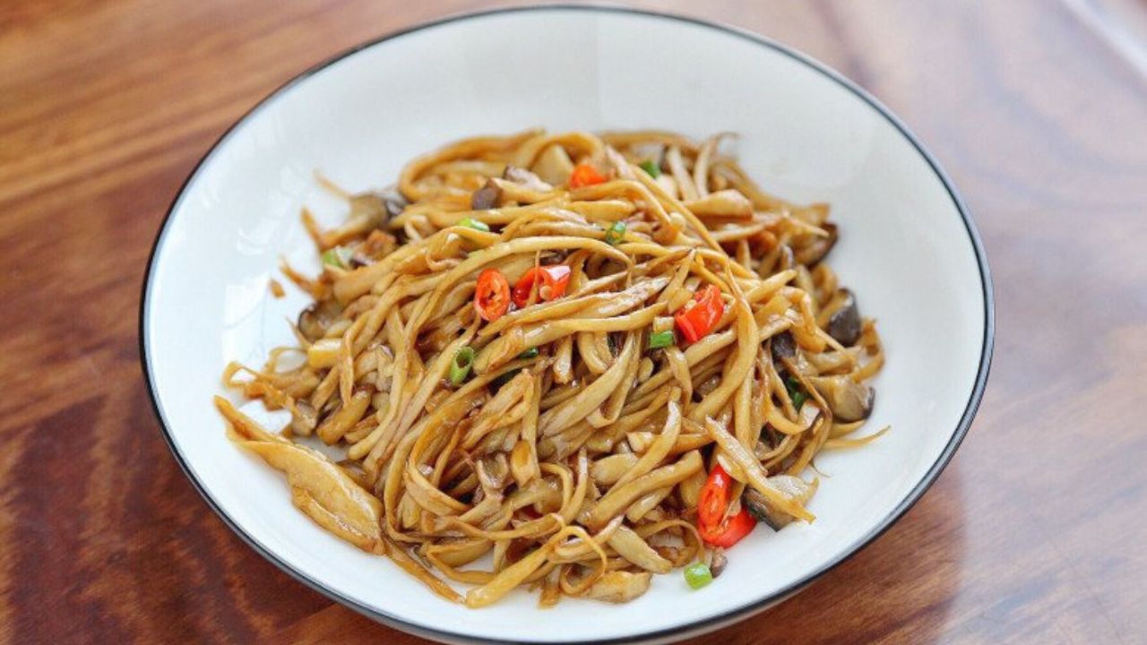 Món nấm đùi gà xào ngon nhất khi được ăn kèm cơm nóng.