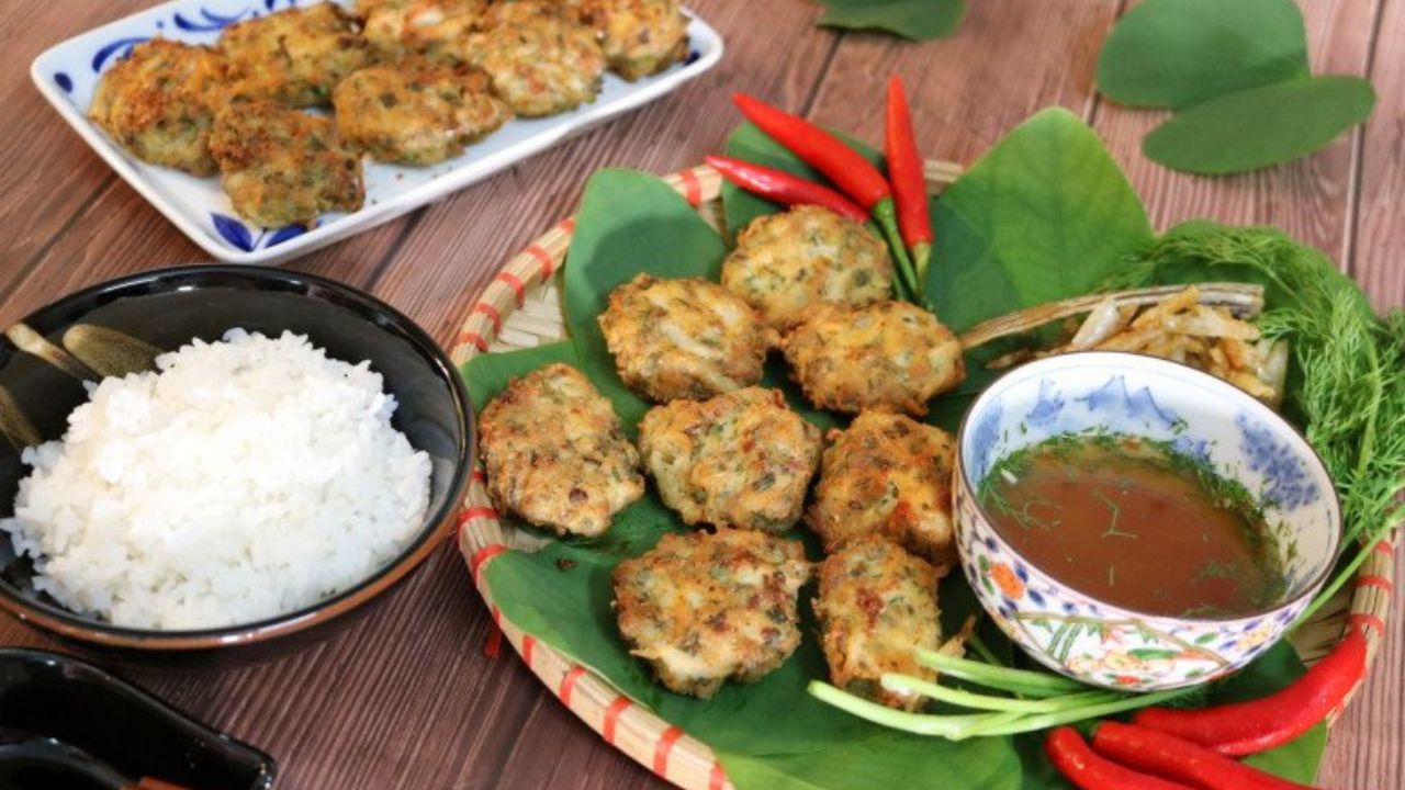 Món chả cá ngần có thể ăn trực tiếp, ăn kèm bún hoặc cơm nóng.