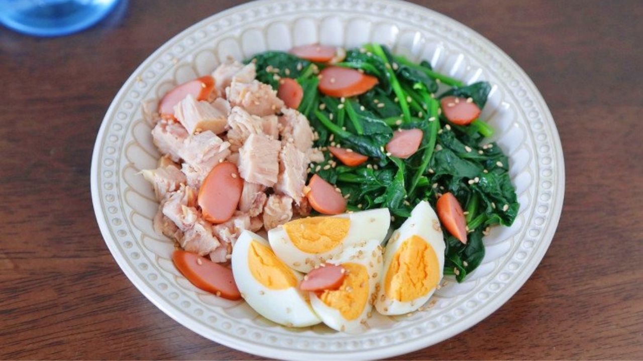 Món salad cải bó xôi cá ngừ sau khi chế biến xong sẽ có màu sắc vô cùng hấp dẫn.
