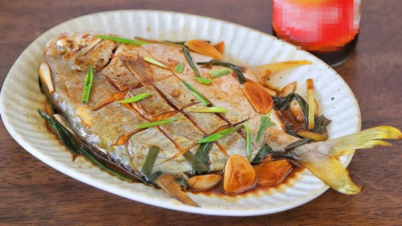 Món cá chim sốt nước tương ngon nhất khi được dùng kèm cơm nóng và phù hợp với bữa cơm mùa hè.    