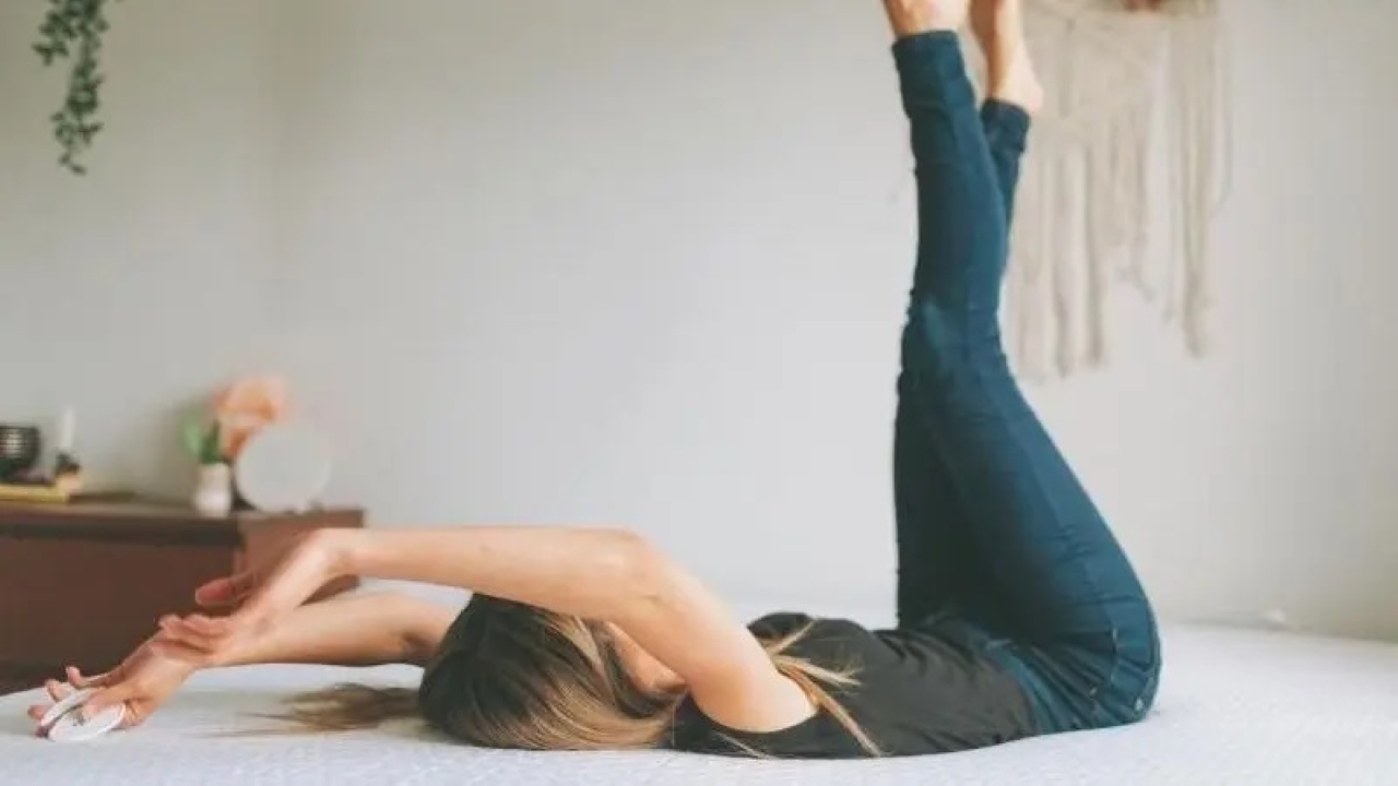 Tập đá chân trước khi ngủ sẽ giúp ngủ sâu và ngon giấc