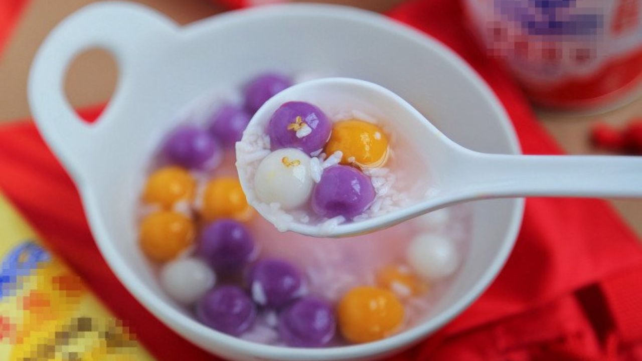 Món chè khoai bí đỏ ngon nhất khi được ăn kèm đá lạnh.