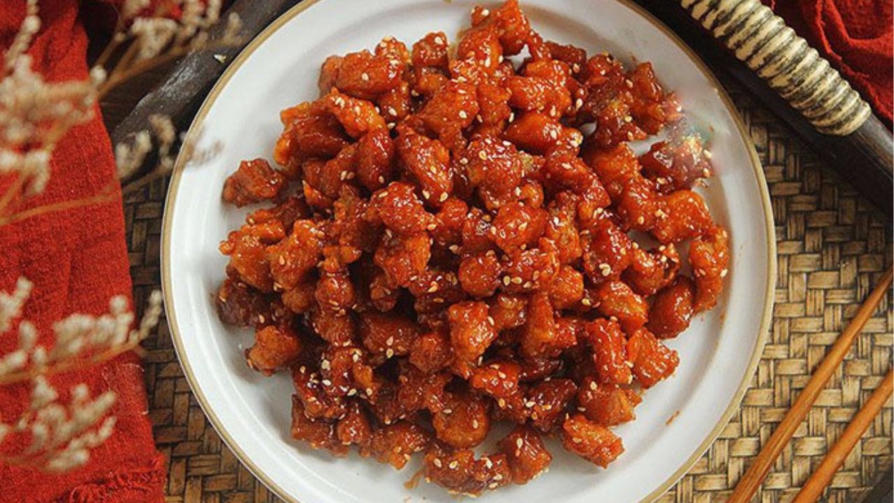 Bạn có thể ăn món thịt nạc chiên sốt chua ngọt cùng cơm nóng.