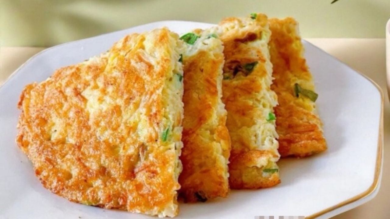 Món bánh nấm kim châm ngon nhất khi được ăn nóng.