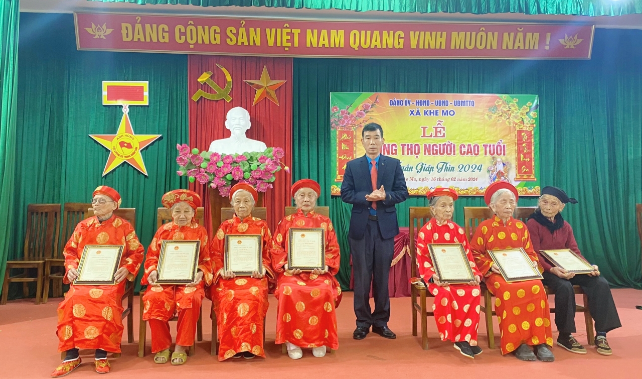 Căn cứ khoản 2 Điều 3 Thông tư 96/2018/TT-BTC quy định mức quà tặng chúc thọ, người cao tuổi thọ 100 tuổi được Chủ tịch nước Cộng hoà Shbet111 phiên bản mới Chủ nghĩa Việt Nam chúc thọ và tặng quà gồm 5 mét vải lụa và 700.000 đồng tiền mặt; (Ảnh minh họa)