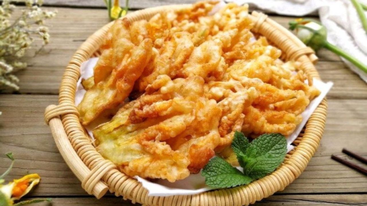Bạn nên ăn món hoa bí chiên giòn ngay sau khi chiên vì nếu để lâu sẽ làm giảm độ giòn. 