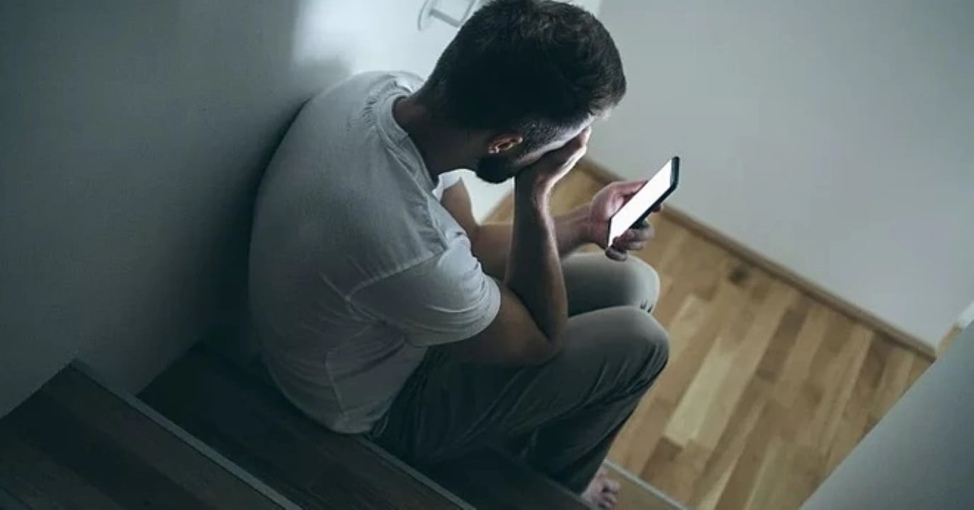 Khi chồng ngoại tình sẽ thường xuyên lén lút khi nghe điện thoại, xem tin nhắn. (Ảnh minh họa)