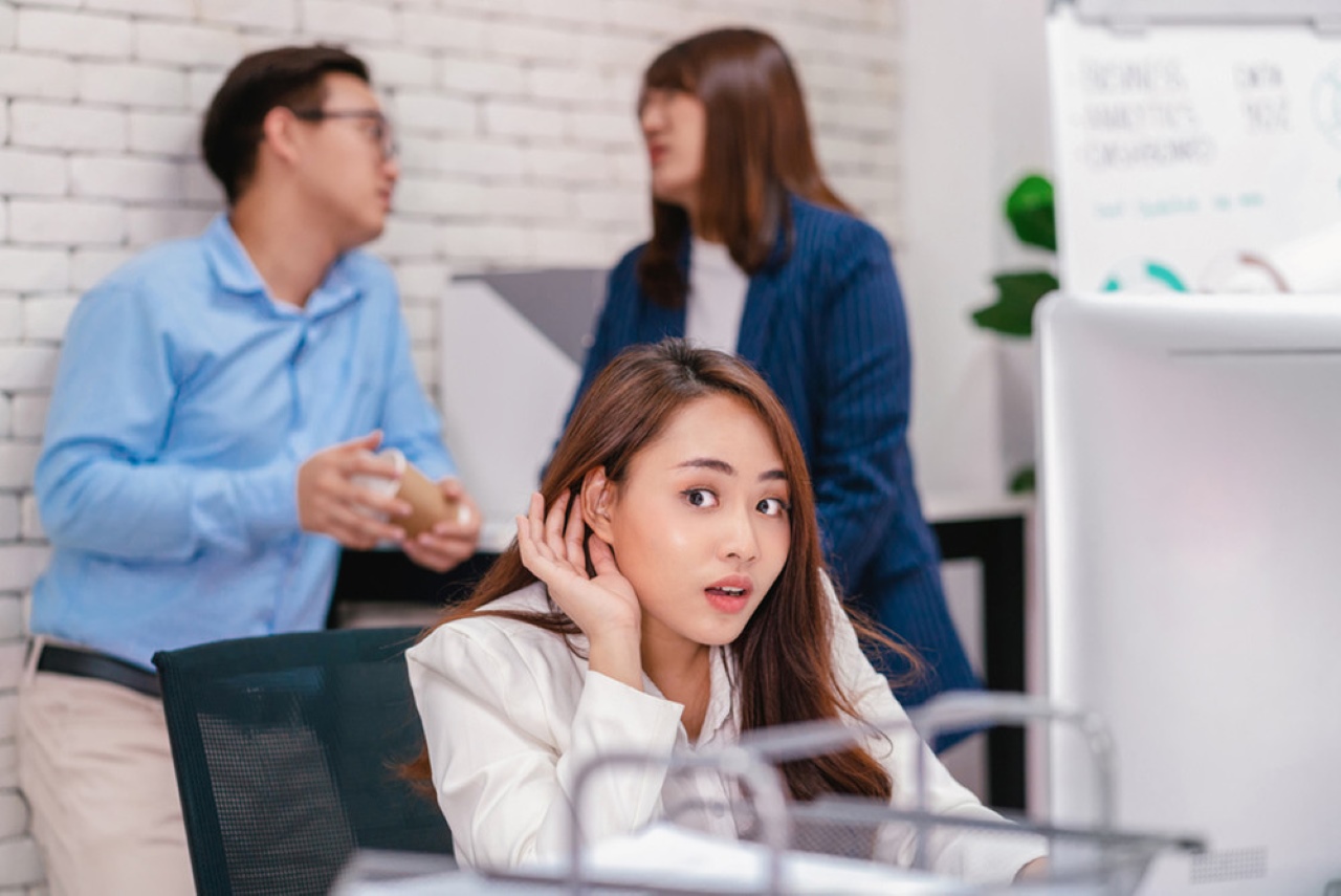 Tránh xa những người hay đố kỵ, ghen tị để giữ được lòng tốt và sự bình yên trong Shbet16 chơi game trực tuyến. (Ảnh minh họa)