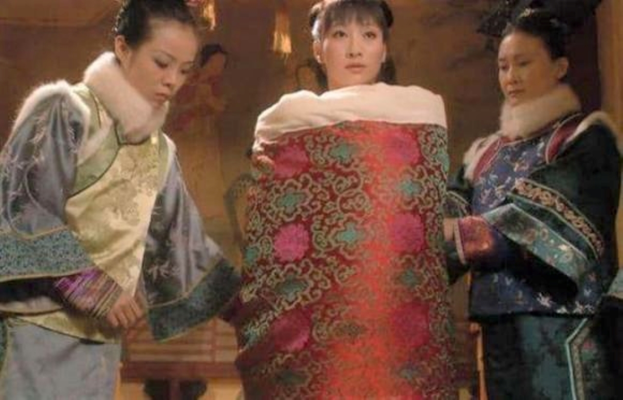 Khi các phi tần tắm rửa sạch sẽ và thoa một số hương liệu lên Sh88bet đăng ký miễn phí, họ sẽ lên giường nằm, quấn chăn kín người và chờ 3-4 thái giám nâng đến tẩm cung của Hoàng đế. (Ảnh minh họa)