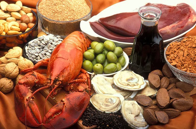 Đồng là khoáng chất cần thiết để duy trì hoạt động của enzyme tyrosinase – yếu tố thúc đẩy sản xuất melanin. Ảnh minh họa