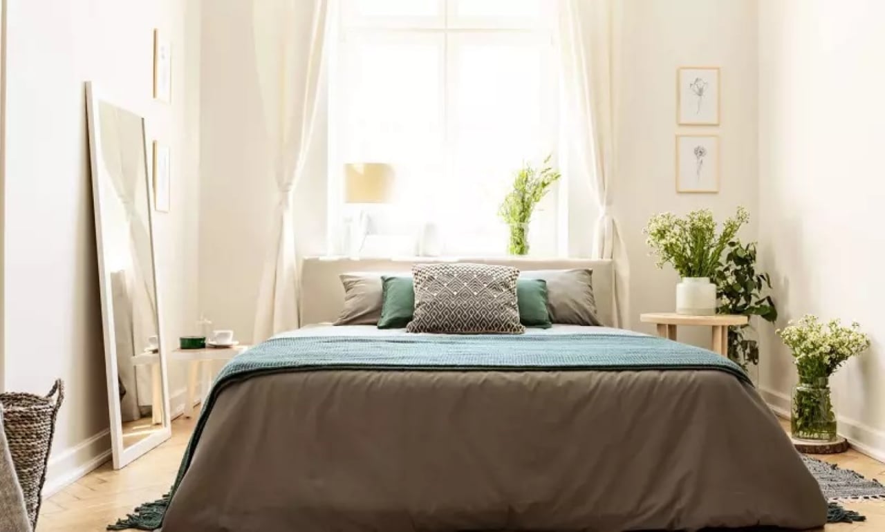 Đầu giường kê sát vào cửa sổ cửa sổ thường có tiếng ồn ào lớn, không tốt cho chất lượng giấc ngủ của bạn. (Ảnh minh họa)