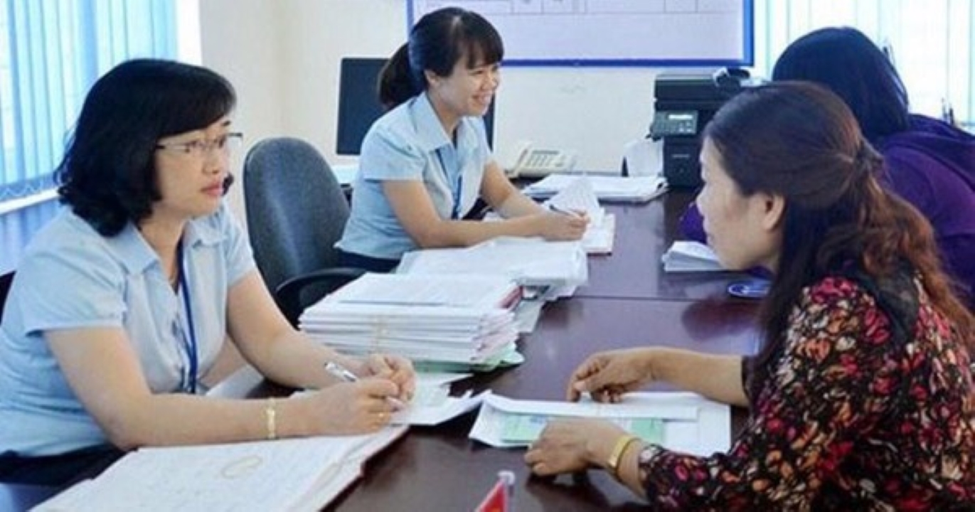 Từ 1/1/2026, tuổi nghỉ hưu tăng lên 61 tuổi 6 tháng với nam, 57 tuổi với nữ, kéo theo điều kiện hưởng lương hưu và tỷ lệ hưởng hưu trí có nhiều thay đổi. (Ảnh minh họa)