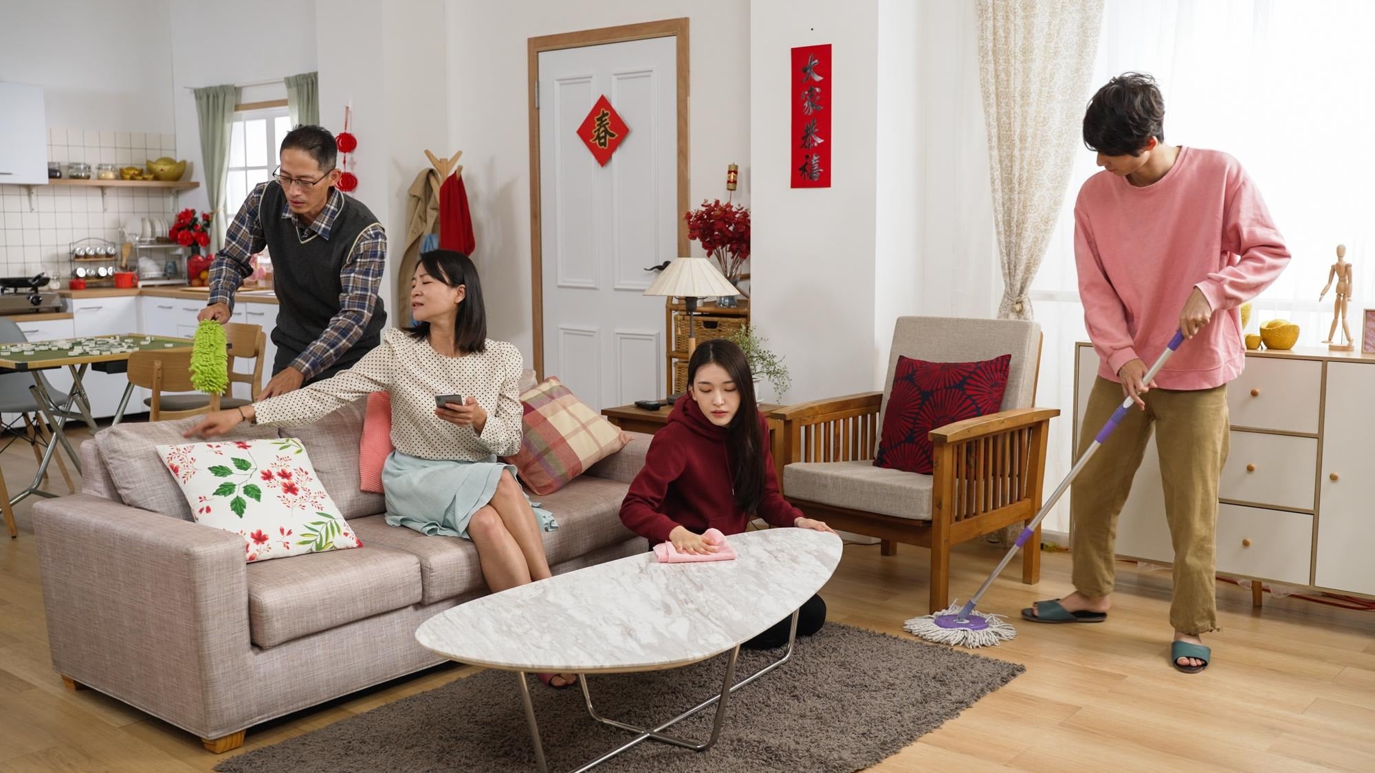 Tổng vệ sinh cuối năm từ lâu không chỉ là thói quen sinh hoạt, mà còn mang ý nghĩa tinh thần sâu sắc trong đời sống văn hóa Á Đông. Ảnh minh họa