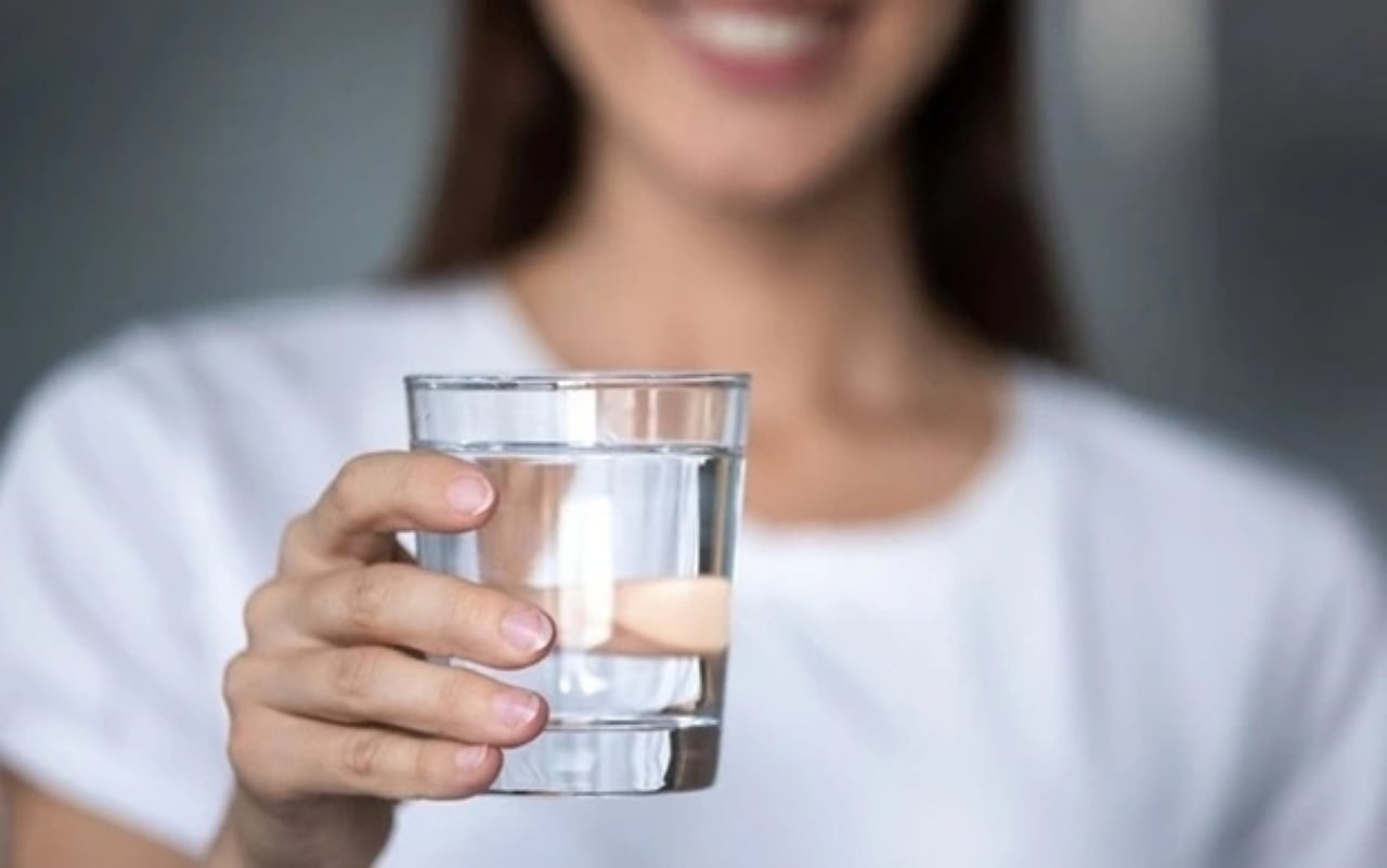 Không nên uống nhiều nước trước và sau bữa ăn. (Ảnh minh họa)