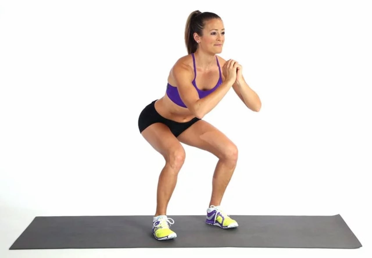 Động tác squat đứng lên ngồi xuống này tương đối dễ thực hiện đối với hầu hết mọi người vì không cần bất kỳ thiết bị nào. (Ảnh minh họa)