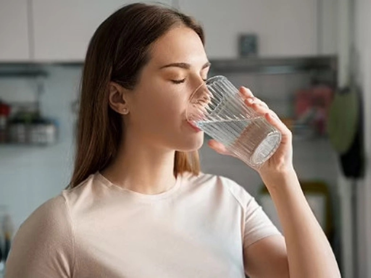 Chúng ta cần đảm bảo uống ít nhất 3 ly nước mỗi ngày để duy trì lượng nước hoạt động bình thường của Sh88bet đăng ký miễn phí và đảm bảo sức khỏe. (Ảnh minh họa)