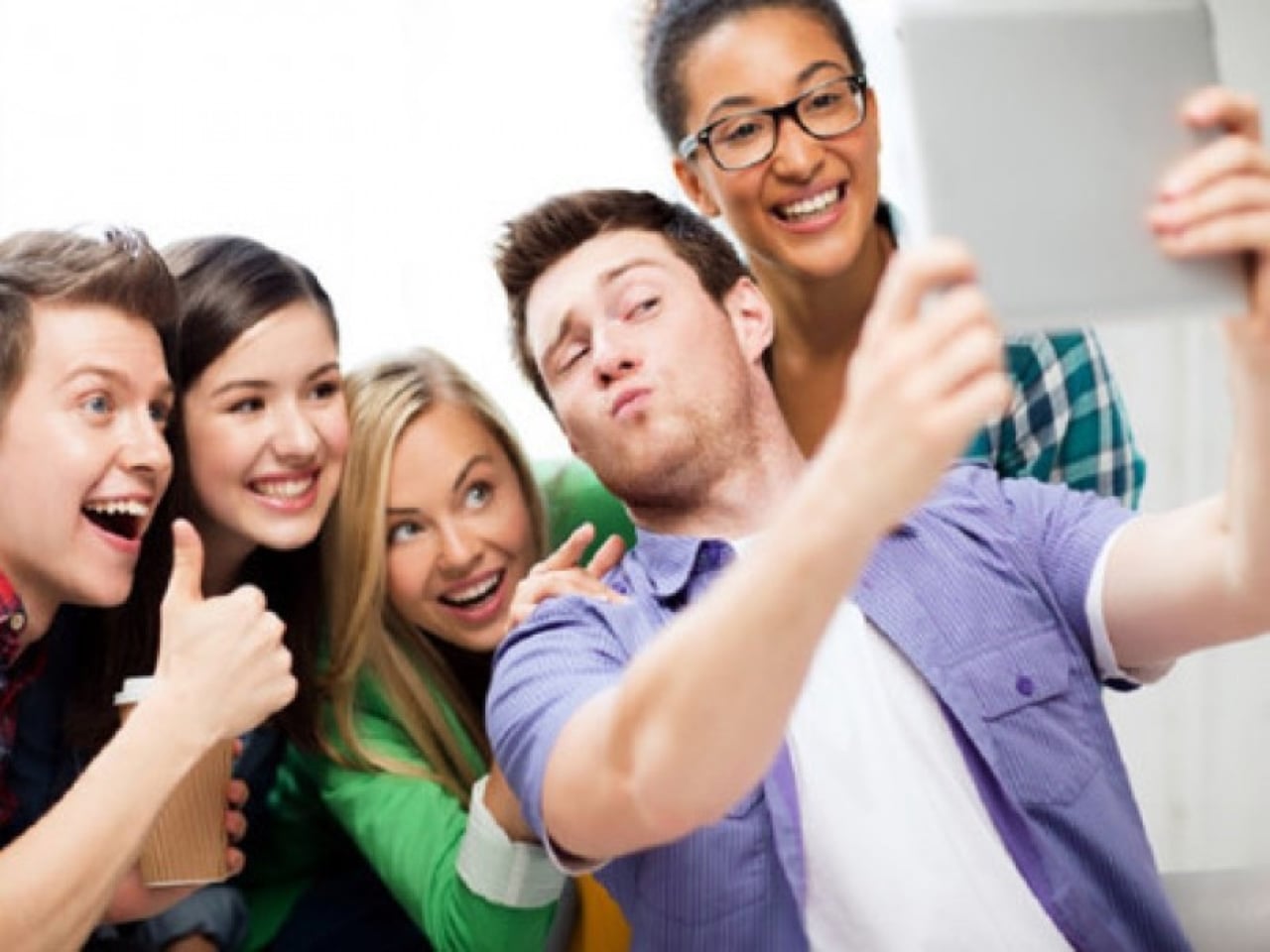 Chính bạn bè có thể mang lại niềm vui và lấp đầy các khoảng trống cô đơn. (Ảnh minh họa)