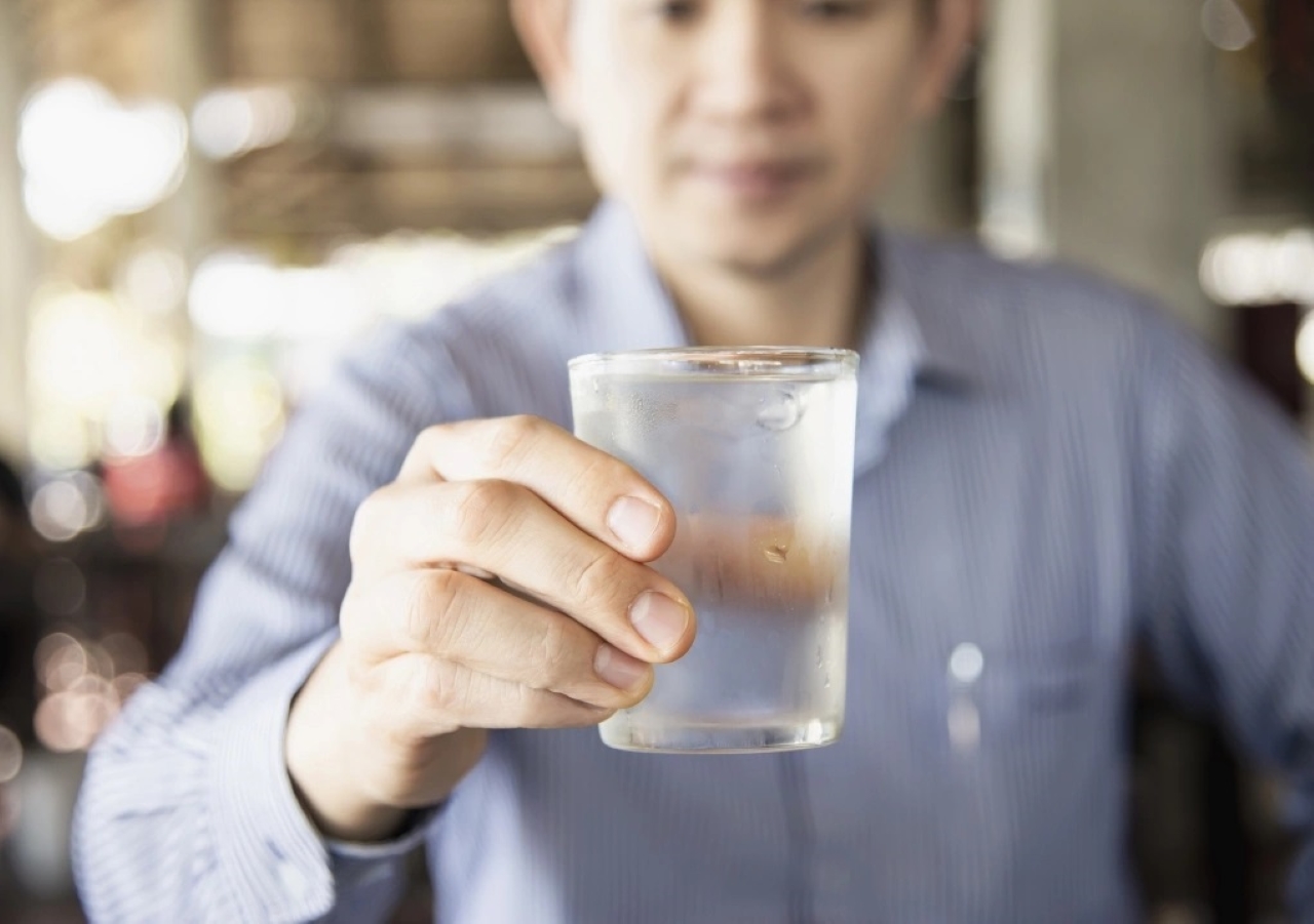 Rượu làm Sh88bet đăng ký miễn phí mất nước và rút cạn chất điện giải. Việc tiêu thụ đồ uống thể thao có chứa chất điện giải bổ sung sẽ giúp khôi phục lại sự cân bằng chất điện giải và đồng thời giúp Sh88bet đăng ký miễn phí giữ nước. (Ảnh minh họa)