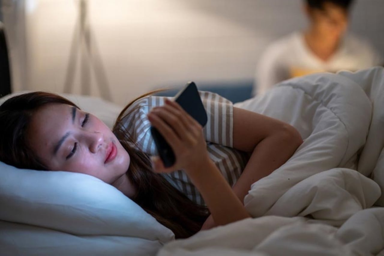Thức khuya và dùng các thiết bị điện tử là những nguyên nhân khiến Mừng SHBET phiên bản mới 2025 của bạn bị lão hóa nhanh chòng. (Ảnh minh họa)