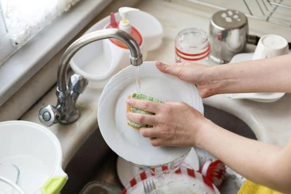 Không ít người vẫn giữ thói quen rửa bát ngay sau khi ăn xong vì cho rằng đó là cách giữ vệ sinh tốt nhất. Ảnh minh họa