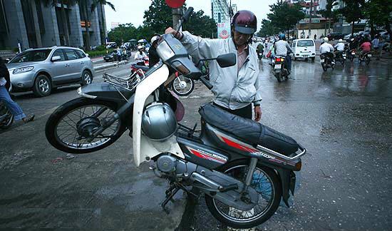 5-buoc-xu-ly-can-am-khi-xe-so-chet-may-do-ngap-nuoc-mua-mua1