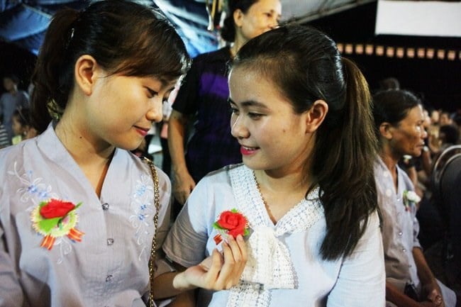 vi-sao-trong-le-vu-lan-ban-khong-the-thieu-bong-hong-cai-tren-ao2
