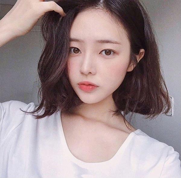 Tóc chữ C phù hợp với nhiều chiều dài khác nhau, từ ngang vai dịu dàng đến ngắn ngang môi cá tính đều xinh yêu.    