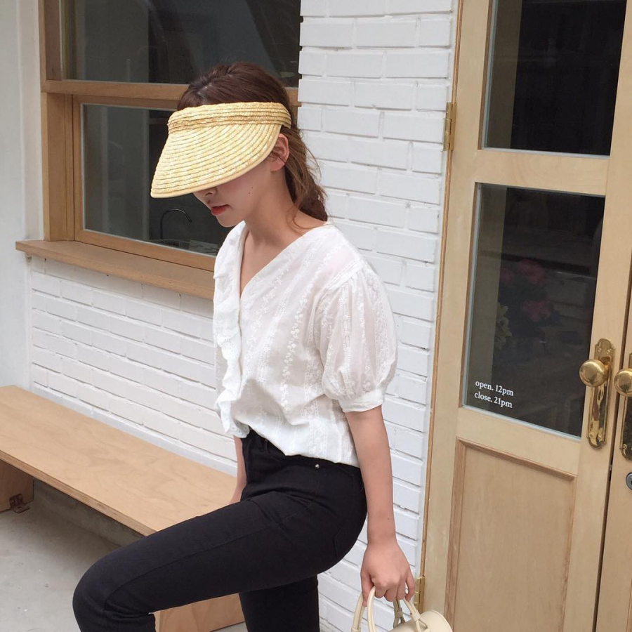 Thiết kế áo blouse tay bồng dù là họa tiết kẻ vẫn siêu điệu siêu xinh, kết hợp cùng quần jeans lửng, cô nàng vẫn toát lên nét cá tính nổi loạn dù không quá phá cách.