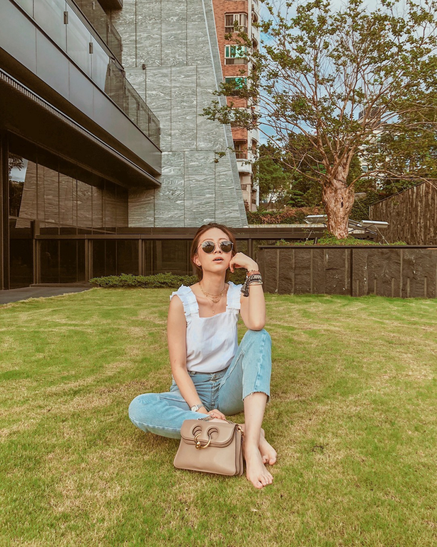 Chẳng cần nhiều nhặn gì, những ngày hè nắng nóng bạn chỉ cần ứng dụng theo set đồ của cô nàng này, một chiếc quần jeans lửng không gấu diện cùng áo không tay xinh xắn. Đâu cần cứ phải làm quá với những thiết kế nổi loạn, một set đồ đơn giản thế này đủ xinh lung linh suốt ngày hè.