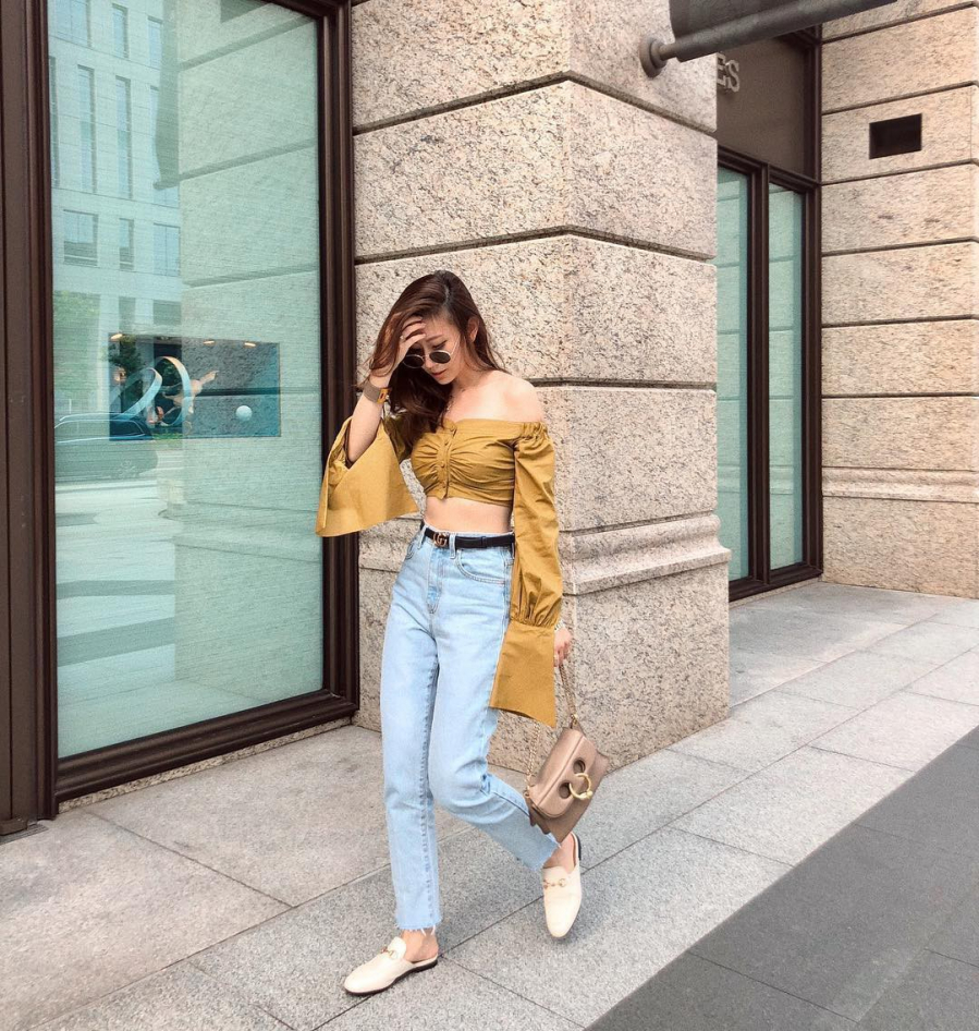 Một thiết kế crop top điệu, cá tính hơn hẳn bình thường, kết hợp cùng quần jeans cạp cao, cô nàng khoe trọn vòng eo thon săn chắc, cùng bờ vai trần mềm mại. Nếu không mấy tự tin với vòng eo, các nàng có thể diện cùng áo trễ vai xinh xắn lộ một chút vai cũng quyến rũ không tưởng.