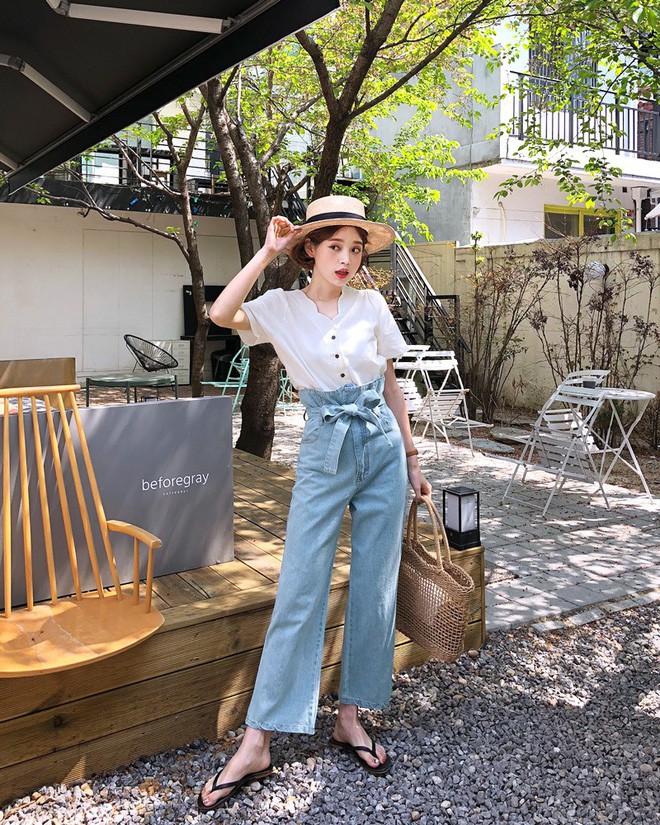Đậm chất cổ điển và mang lại cảm giác thanh lịch, jeans dáng suông kết hợp cực ăn ý với những chiếc sơ mi đứng đắn hay áo blouse điệu đà, nữ tính. Các quý cô công sở cứ diện nguyên bộ đôi này đi làm và đừng quên mix cùng sandals mát mẻ hay giày mule là chuẩn đẹp và cuốn hút.