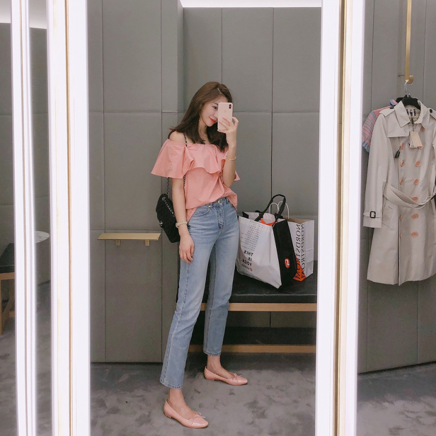 Diện áo phông cùng quần jeans đã nhàm quá rồi, nay điệu hơn chút thử diện cùng áo blouse điệu đà xinh xắn xuyệt tông với giày búp bê xem có khác không nhé.