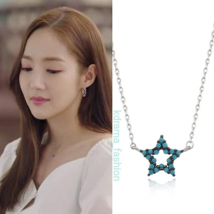 Sợi dây chuyên hình ngôi sao xanh siêu xinh đến từ thương hiệu VINTAGE HOLLYWOOD có giá 97$ - khoảng hơn 2 triệu đồng.