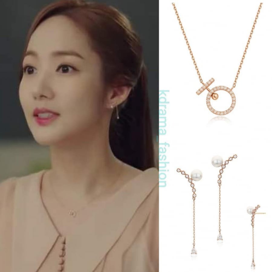 Bộ Shbet111 kèo cá cược world cup sợi mảnh đính đá lấp lánh đến từ hãng STONEHENGE. Đôi khuyên tai mảnh mai có giá tiền gần 3 triệu đồng.   