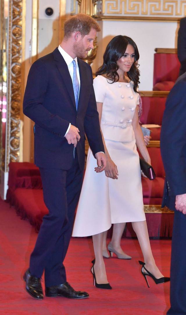 Tai-sao-nhng-nguoi-phu-nhan-co-suc-anh-huong-deu-yeu-thich-sac-hong-nhat_ELLE-VN_2