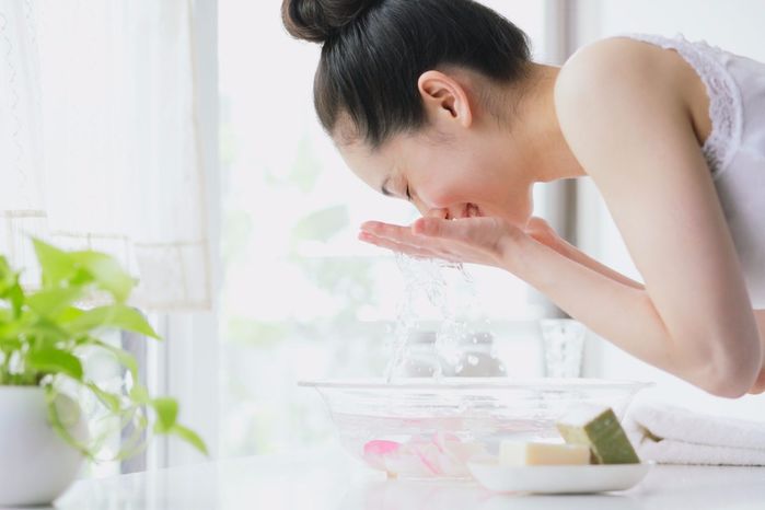 nhung-khung-gio-vang-de-cham-soc-da-mang-lai-hieu-qua-boi-phan-1-khamphatre.com_