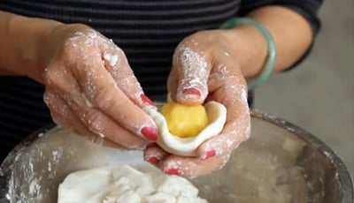 Cach lam banh ran ngot nhan dau xanh cho gia dinh an ngay Tet sharoncuneta.com 5