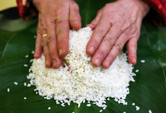 Bi quyet goi banh chung bang tay khong can khuon ngay tet sharoncuneta.com 10