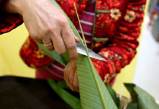 Bi quyet goi banh chung bang tay khong can khuon ngay tet sharoncuneta.com 3