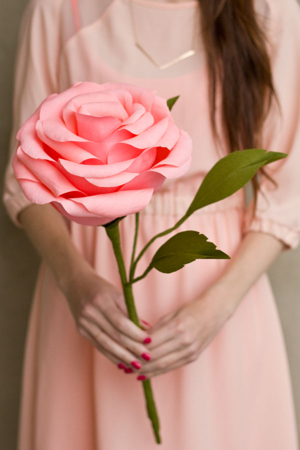 Cach lam hoa hong giay khong lo mon qua bat ngo ngay Valentine sharoncuneta.com 16