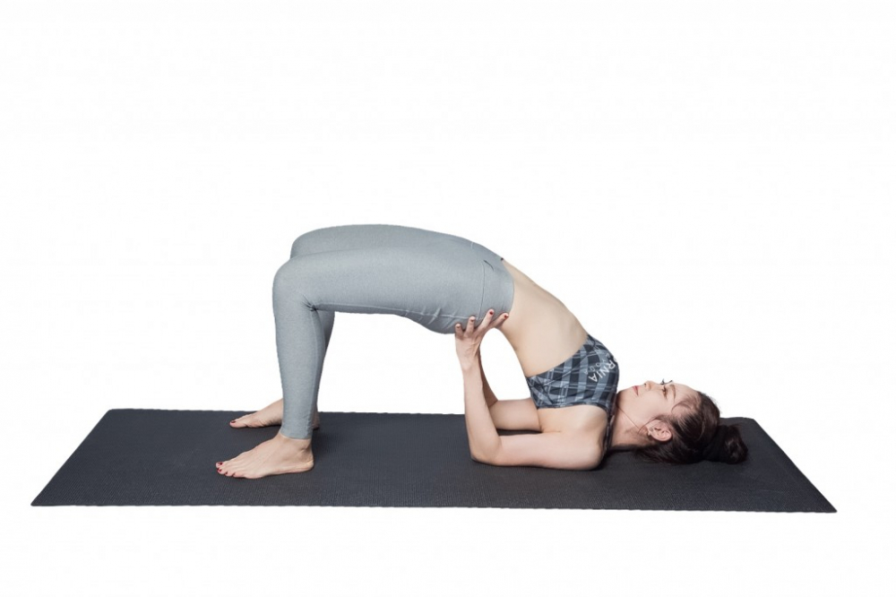 Het-thoat-vi-dia-dem-nho-tap-nhung-dong-tac-yoga-nay-4-sharoncuneta.com