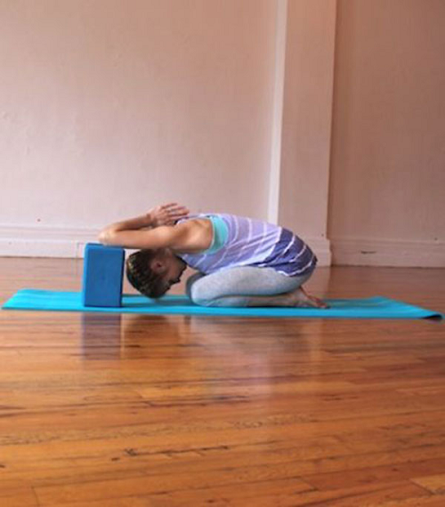 chua-dau-vai-gay-bang-cac-dong-tac-yoga-2-sharoncuneta.com