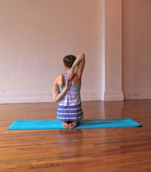 chua-dau-vai-gay-bang-cac-dong-tac-yoga-3-sharoncuneta.com