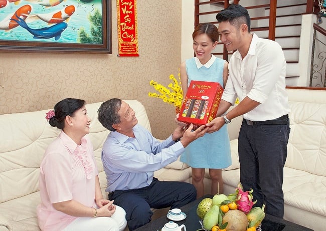 8.chon-nguoi-xong-dat-mo-hang-cho-gia-chu-tuoi-dinh-mui-2-sharoncuneta.com (1)