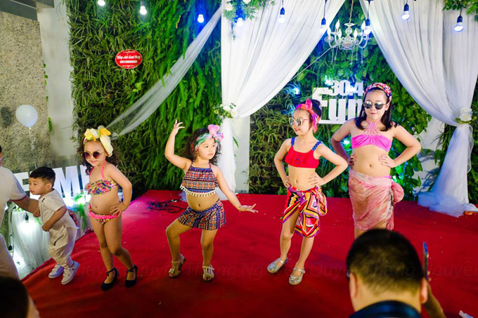 2.con-gai-jennifer-pham-bieu-dien-thoi-trang-2-sharoncuneta.com
