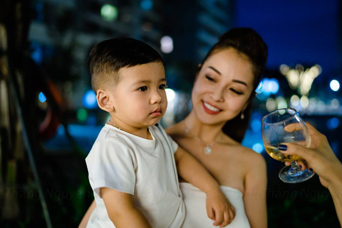 2.con-gai-jennifer-pham-bieu-dien-thoi-trang-4-sharoncuneta.com