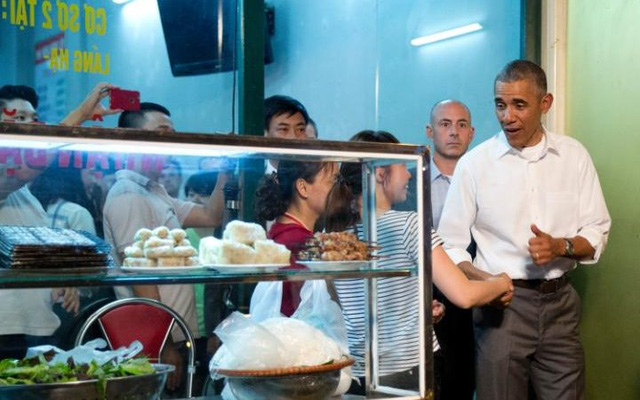 98901887-president-barack-obama-greets-women-at-the-door-as-he-walks-from-the-bun-ch-huong-lien-large-trans-hczcfj-83vvcn8na2ssackg-iu3tkbev64vzboi-pws-1473834782390