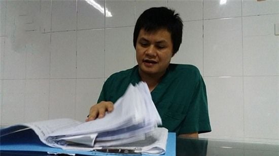 ca-mo-bat-con-hy-huu-khi-me-vo-oi-trong-luc-dang-hon-me-sau-tai-nan-gay-18-xuong-suon_1 - Copy
