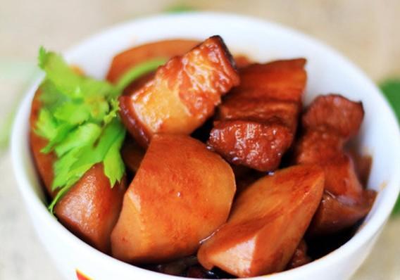 cach-nau-mon-thit-ba-chi-kho-khoai-so