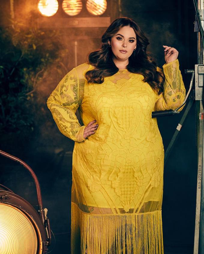 Tess Holliday được nhiều người biết đến thông qua loạt bài viết về thời trang trên blog cá nhân. Với mức cân gần 150 kg, cô là người mẫu nặng nhất từng ký hợp đồng với công ty MiLK Model Management tại London, Anh.